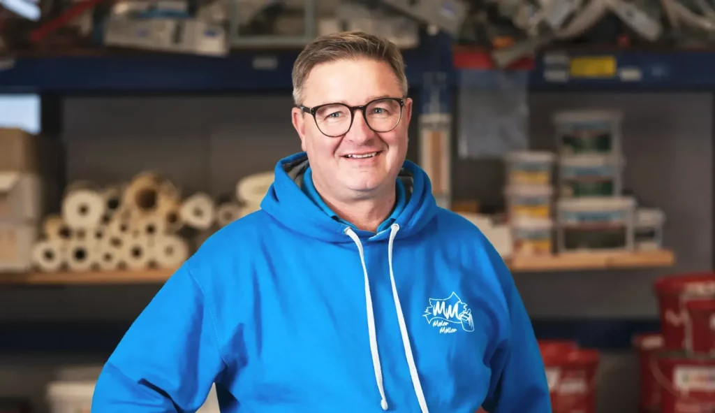 Lächelnder Geschäftsführer im Malerbetrieb